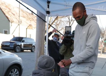 twitter-thread-gives-fans-a-chance-to-share-their-random-public-encounters-with-bucks-players-…