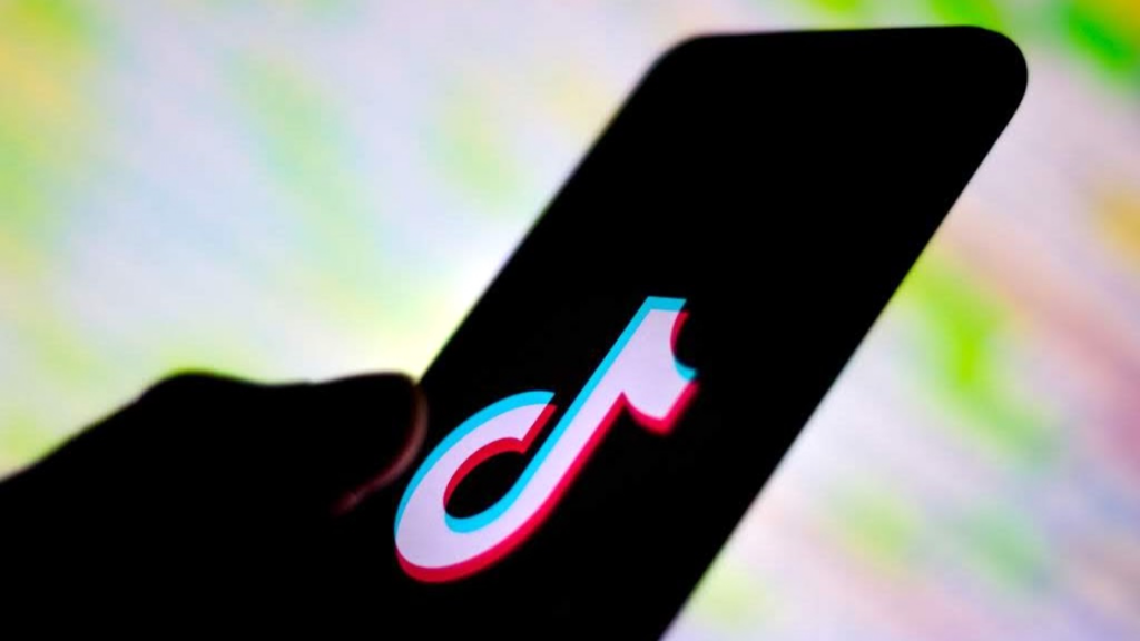 in-the-tiktok-vs.-youtube-battle,-short-form-wins-in-the-us-and-uk