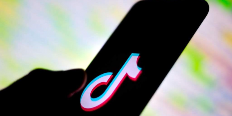in-the-tiktok-vs.-youtube-battle,-short-form-wins-in-the-us-and-uk