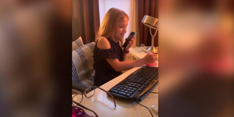 daughter-imitates-mother-on-wfh,-hilarious-video-surpasses-15-million-views;-watch