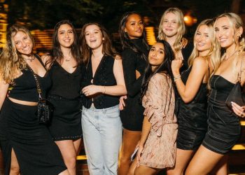 a-group-date-with-the-clubhouse-famous-'nyu-girls-roasting-tech-guys'