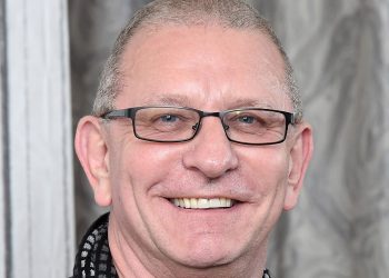 instagram-rains-heart-emojis-over-photo-of-robert-irvine-with-wife-and-daughter