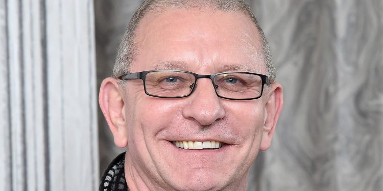 instagram-rains-heart-emojis-over-photo-of-robert-irvine-with-wife-and-daughter