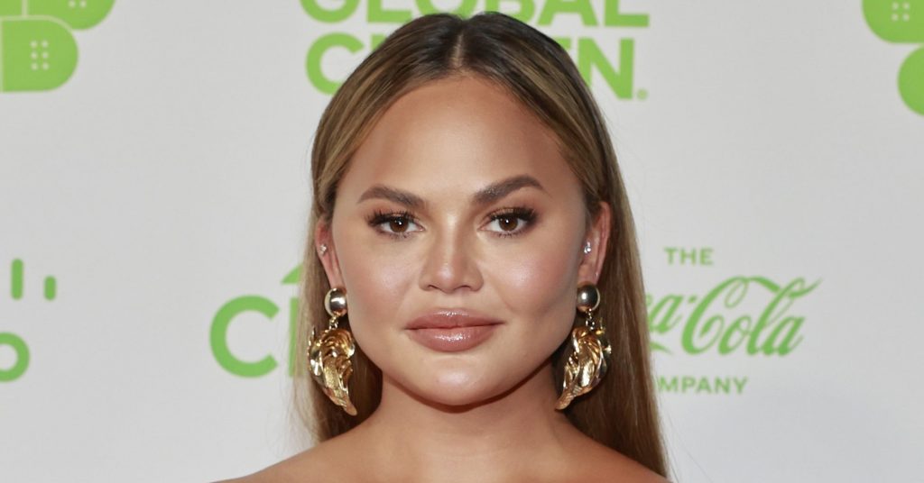 chrissy-teigen-denied-deleting-negative-comments-on-her-instagram-posts-and-called-…