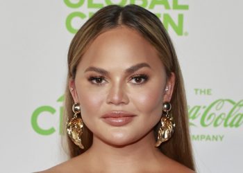 chrissy-teigen-denied-deleting-negative-comments-on-her-instagram-posts-and-called-…