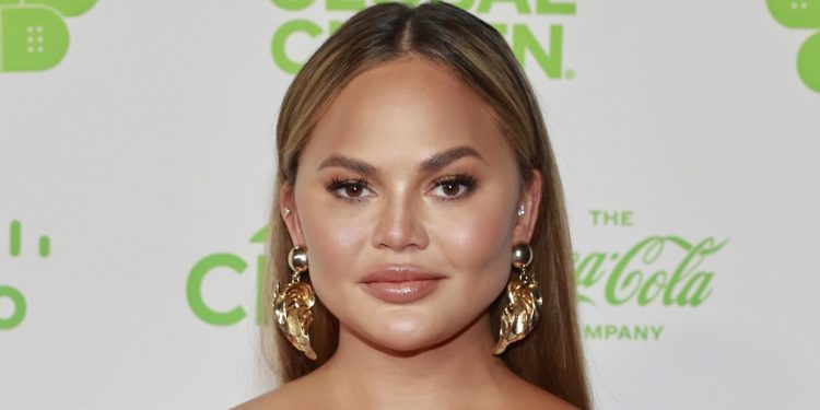 chrissy-teigen-denied-deleting-negative-comments-on-her-instagram-posts-and-called-…