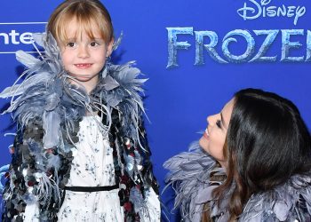 selena-gomez-gets-trolled-by-sister-gracie-as-she-tries-to-remember-how-to-use-snapchat