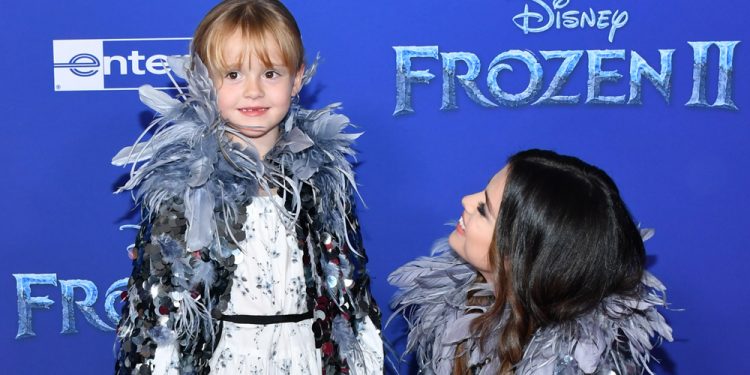 selena-gomez-gets-trolled-by-sister-gracie-as-she-tries-to-remember-how-to-use-snapchat