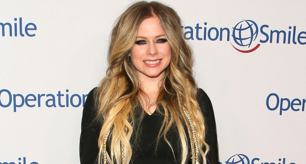 'she-didn't-age-at-all':-avril-lavigne-heats-up-instagram-in-sizzling-bikini-photos-–-yahoo-news