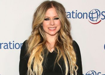 'she-didn't-age-at-all':-avril-lavigne-heats-up-instagram-in-sizzling-bikini-photos-–-yahoo-news