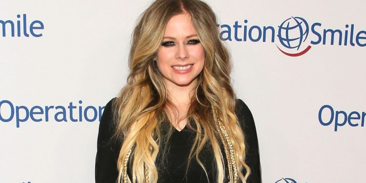 'she-didn't-age-at-all':-avril-lavigne-heats-up-instagram-in-sizzling-bikini-photos-–-yahoo-news