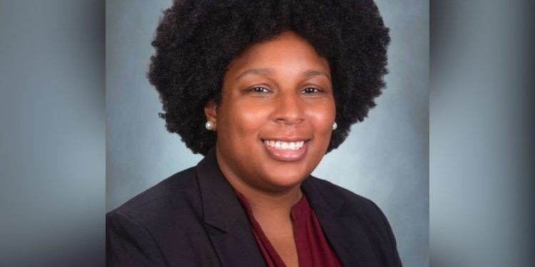 black-woman-wears-fro-in-headshots,-goes-viral-on-linkedin