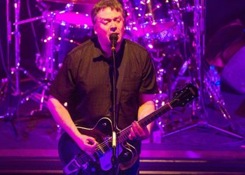 the-chills:-the-triumph-&-tragedy-of-martin-phillips:-intimate-tale-hits-docplay-|-stuffco.nz