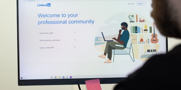 linkedin-pages-can-now-publish-long-form-content-–-search-engine-journal