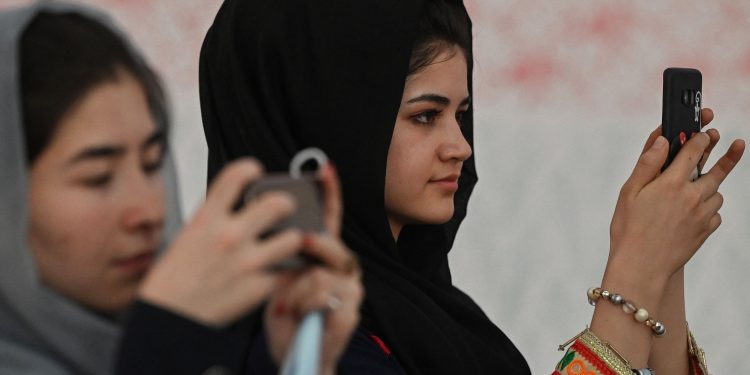 inside-the-whatsapp-groups-afghan-women-use-to-organise-against-the-taliban-–-the-national