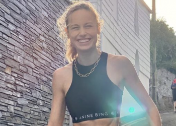 brie-larson-flashes-killer-abs-in-a-black-workout-set-on-instagram-–-women's-health