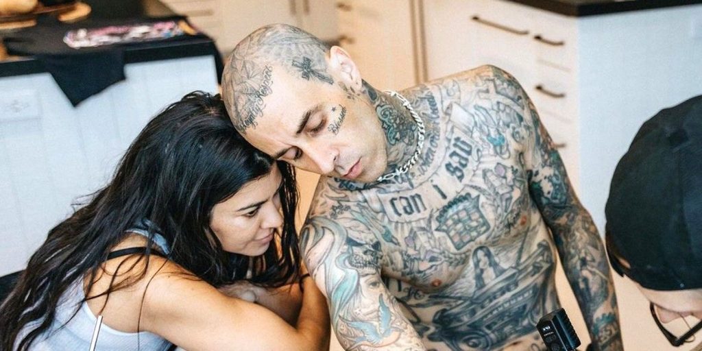 kuwtk:-kourtney-shows-'instagram-vs.-reality'-with-travis-barker-–-screen-rant