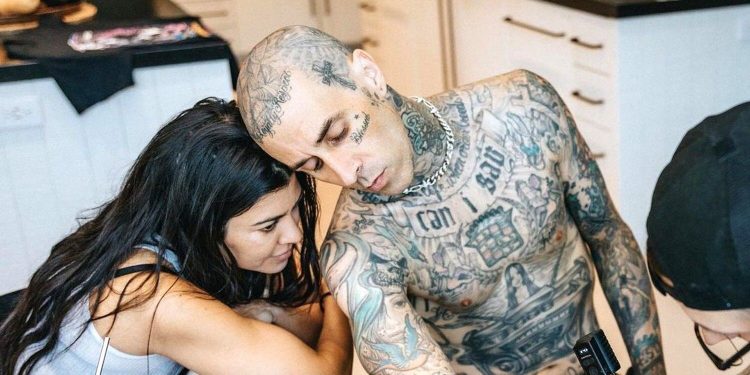 kuwtk:-kourtney-shows-'instagram-vs.-reality'-with-travis-barker-–-screen-rant