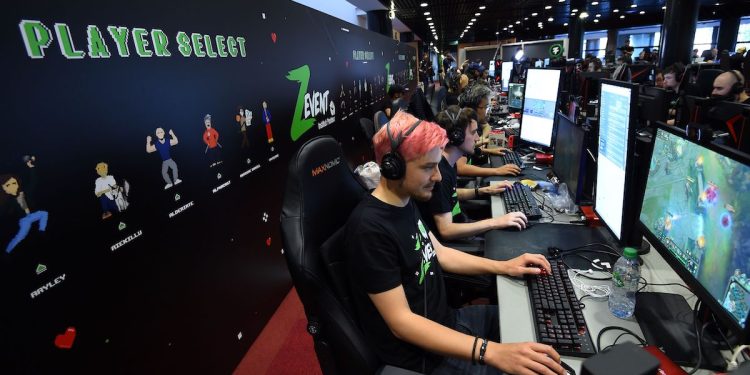 'minecraft'-streamer-tommyinnit-recently-scored-2-new-impressive-world-records