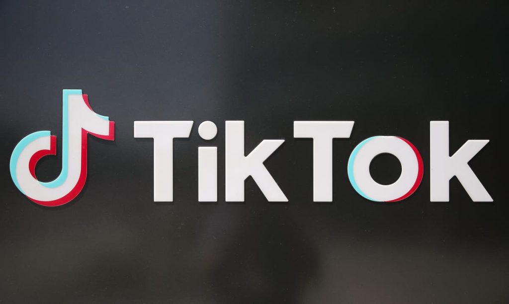 tiktok,-snapchat-and-onlyfans-face-tough-new-ofcom-rules-in-crackdown-|-evening-standard