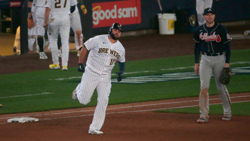 rowdy-tellez-gives-milwaukee-brewers-fans,-twitter-a-rowdy-moment