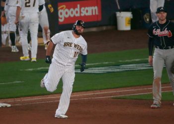 rowdy-tellez-gives-milwaukee-brewers-fans,-twitter-a-rowdy-moment