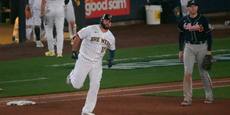 rowdy-tellez-gives-milwaukee-brewers-fans,-twitter-a-rowdy-moment