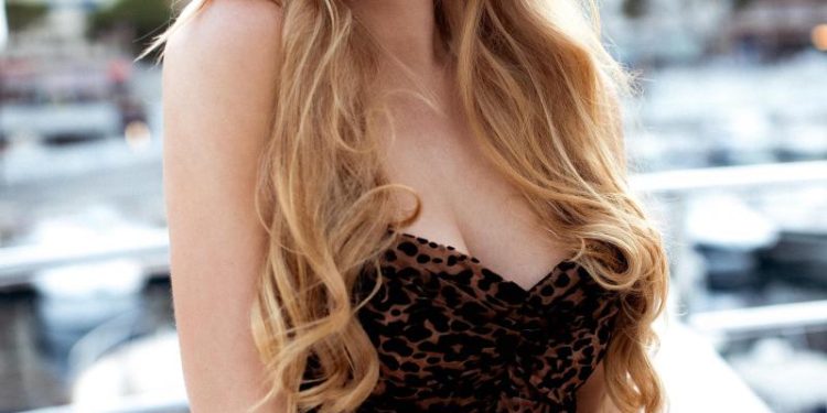 elizabeth-stanton-to-be-special-co-host-of-the-89th-annual-hollywood-christmas-parade-supporting-marine-toys