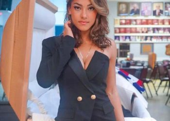 an-instagram-model-posted-a-photoshoot-she-did-with-her-deceased-father's-open-…