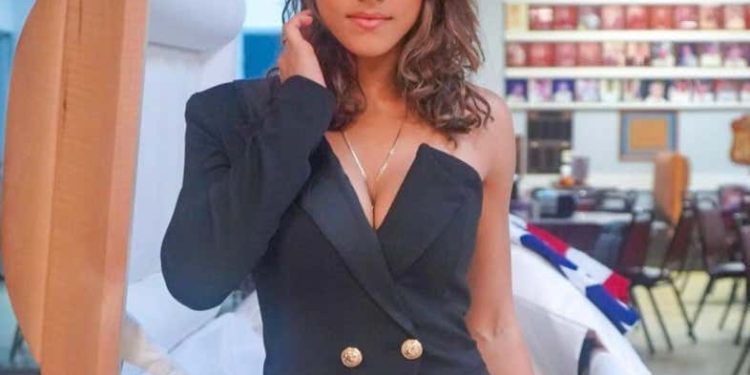 an-instagram-model-posted-a-photoshoot-she-did-with-her-deceased-father's-open-…