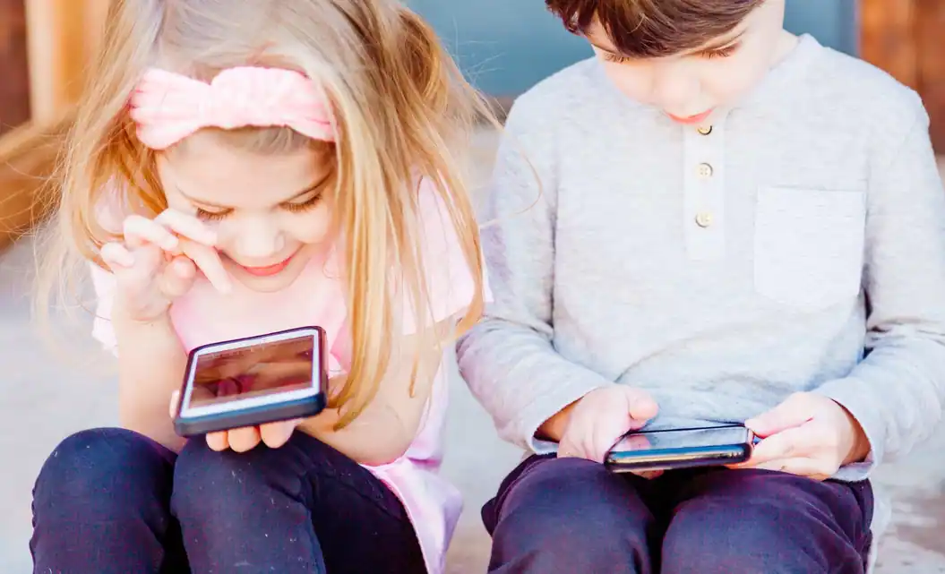 why-very-young-children-should-not-be-on-social-media-–-mint-lounge