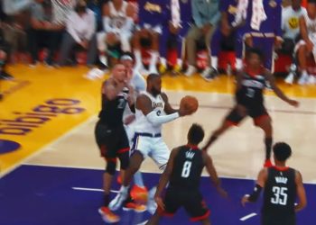 lebron-makes-spinning-no-look-shot-after-the-whistle-–-youtube