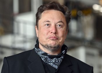 tesla-shares-slide-5%-after-elon-musk-proposes-selling-10%-of-his-stock-in-a-twitter-poll-–-cnbc