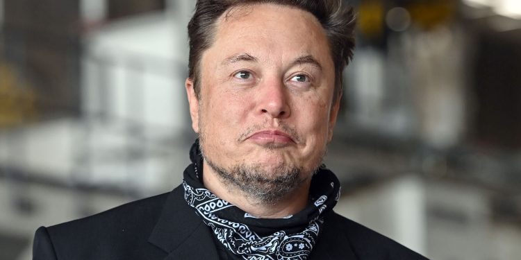 tesla-shares-slide-5%-after-elon-musk-proposes-selling-10%-of-his-stock-in-a-twitter-poll-–-cnbc