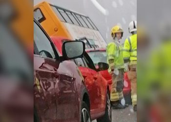 school-bus-carrying-dozens-of-children-overturns-in-lincolnshire-–-the-independent
