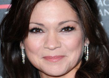 valerie-bertinelli's-hot-in-cleveland-blooper-has-instagram-cracking-up-–-mashed