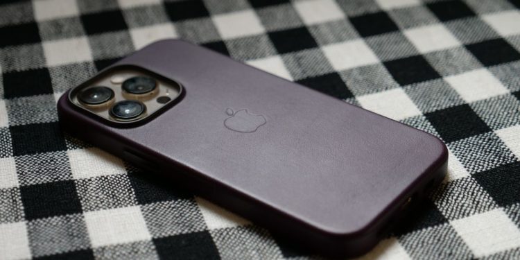 iphone-users-opting-out-of-app-tracking-are-still-being-tracked-by-facebook-and-snapchat-(report)