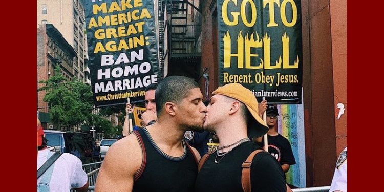 out-professional-wrestler-answers-homophobic-abuse-on-twitter-with-a-pic-–-los-angeles-blade