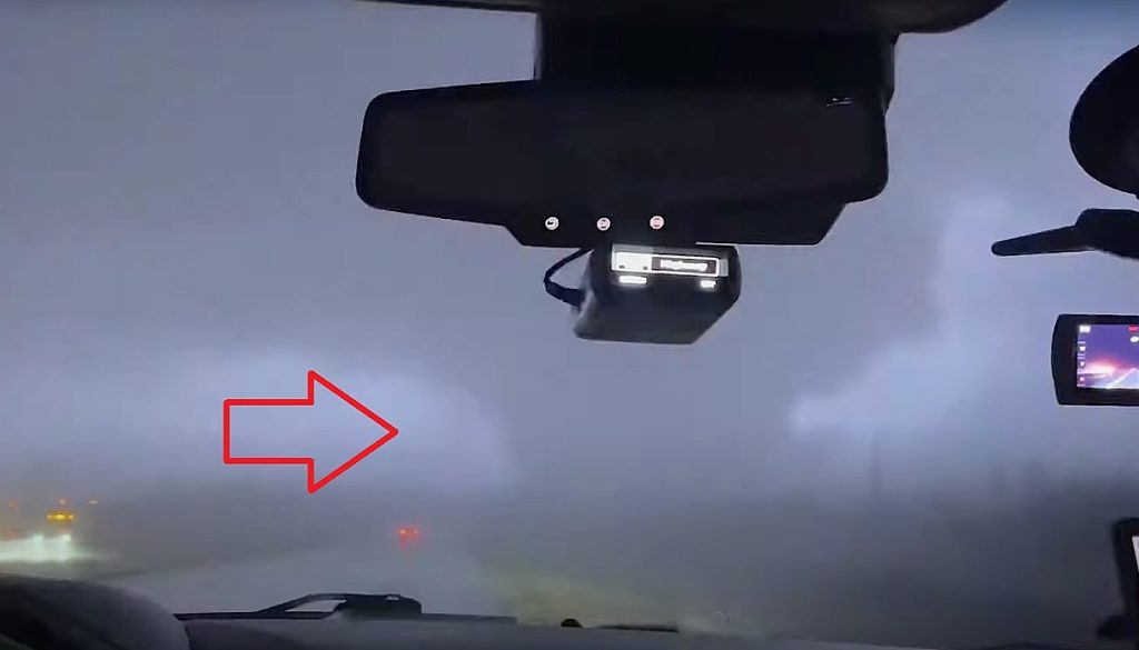 missouri-chasers-dashcam-shows-violent-wedge-tornado-close-call-–-khmo