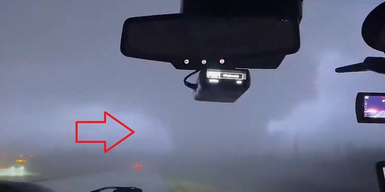 missouri-chasers-dashcam-shows-violent-wedge-tornado-close-call-–-khmo