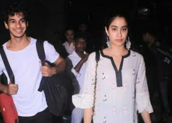 time-ishaan-khatter-&-janhvi-kapoor-were-almost-mobbed-at-airport:-checkout-|-iwmbuzz