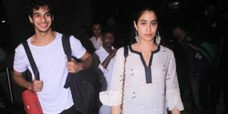 time-ishaan-khatter-&-janhvi-kapoor-were-almost-mobbed-at-airport:-checkout-|-iwmbuzz