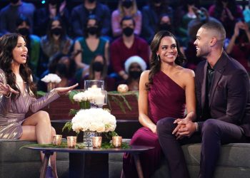 twitter-iconically-gets-live-'bachelorette'-audience-to-wear-masks-by-calling-out-the-show