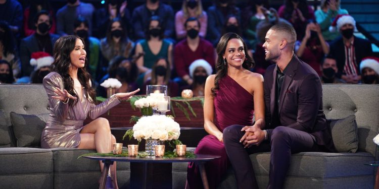 twitter-iconically-gets-live-'bachelorette'-audience-to-wear-masks-by-calling-out-the-show
