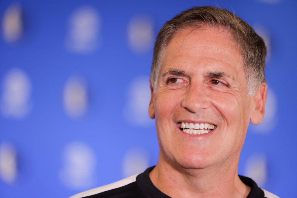 mark-cuban-got-the-middle-seat-on-his-first-flight-as-a-billionaire-–-cnbc