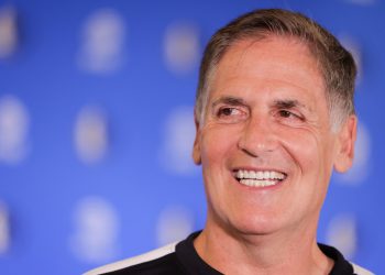 mark-cuban-got-the-middle-seat-on-his-first-flight-as-a-billionaire-–-cnbc