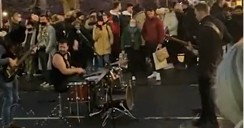 edinburgh-crowds-flock-to-impromptu-live-music-gig-beside-princes-street-gardens-–-edinburgh-live