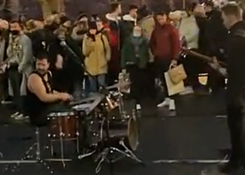 edinburgh-crowds-flock-to-impromptu-live-music-gig-beside-princes-street-gardens-–-edinburgh-live