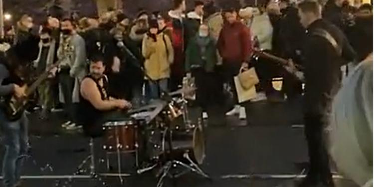 edinburgh-crowds-flock-to-impromptu-live-music-gig-beside-princes-street-gardens-–-edinburgh-live