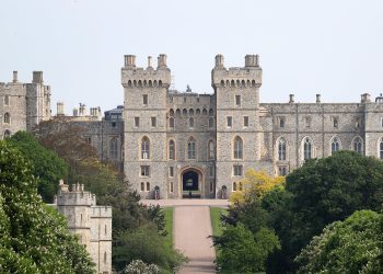 intruder-allegedly-entered-queen-elizabeth's-premises-on-christmas-with-crossbow-–-oxygen